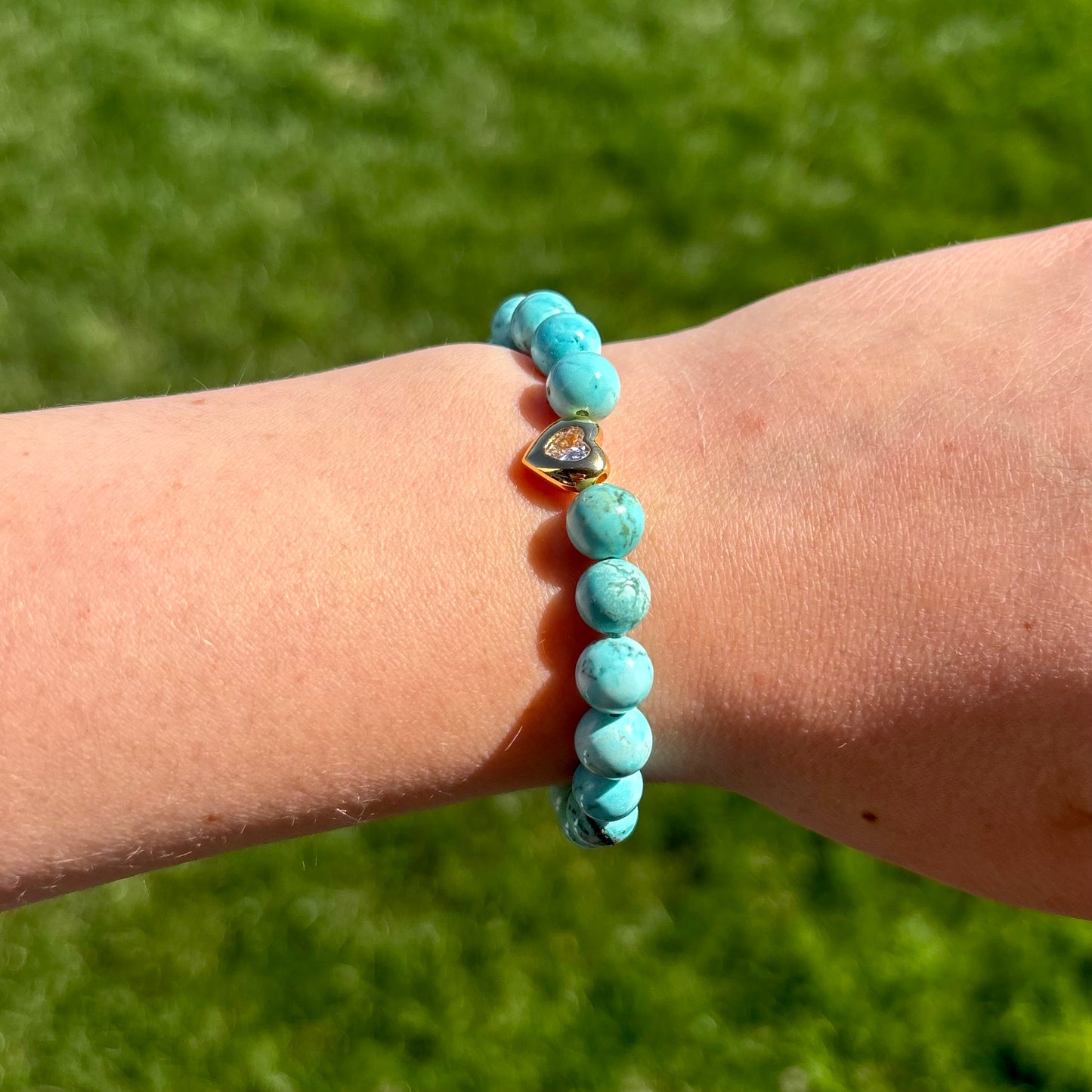 Turquoise Howlite Bracelet with Gold Heart Charm – 8mm Gemstone Stretch Bracelet